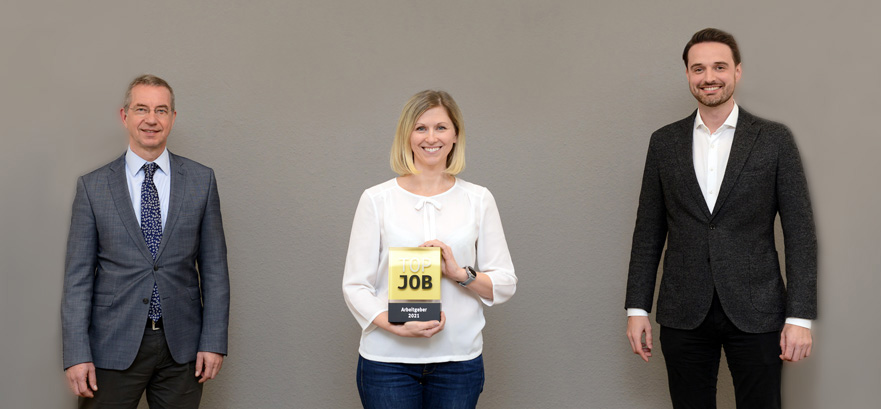 MC-Bauchemie recibe el sello de aprobación Top Job por segunda vez después de 2018 (de izquierda a derecha): Christoph Hemming (Jefe de RR.HH.), Anna Kaja (Responsable de personal de RR.HH.) y Nicolaus M. Müller (Director general de MC-Bauchemie) mostrar con orgullo el premio. En su elogio, Sigmar Gabriel, ex vicerrector de Alemania y patrocinador de la encuesta comparativa de empresas a nivel nacional, elogió el desarrollo positivo del personal y las buenas perspectivas de los empleados, así como la cultura corporativa apreciativa y las credenciales de comunicación del fabricante de productos químicos para la construcción globalmente activo.